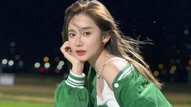 美娜晒照，身穿辣妹装，动作很撩人，捍卫篮球第一美女主播荣耀？|运动员|詹姆斯|小肚子|晚风|男友_新浪新闻