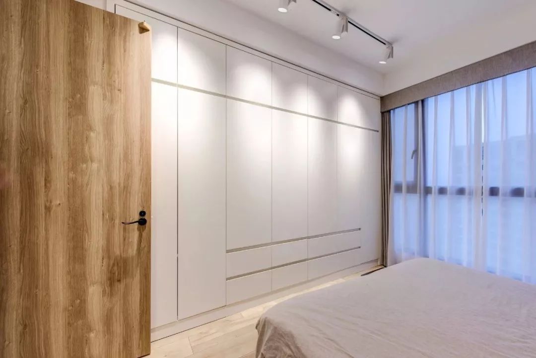 在客厅,餐厅,阳台等地方的柜子都可以做无把手柜门设计,全屋定制采用