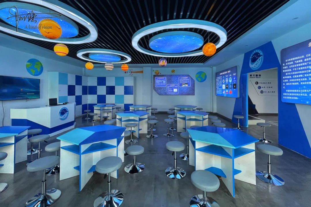 在涂满彩绘的教学大楼里,共有17个科技教室,包含航天,人工智能,ar科技