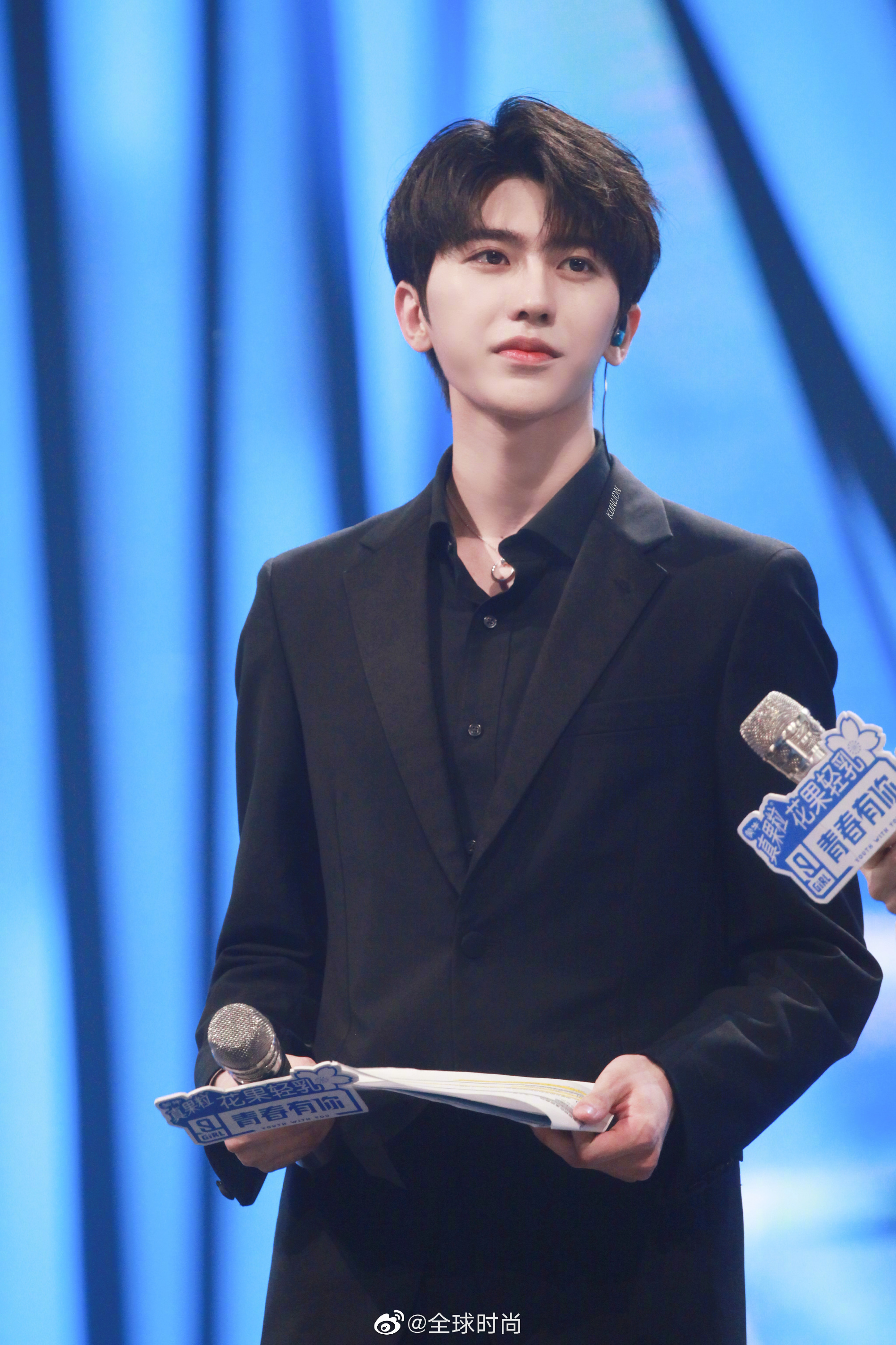 蔡徐坤西装造型小合集.不同风格的衣服穿出不同的气质和魅力