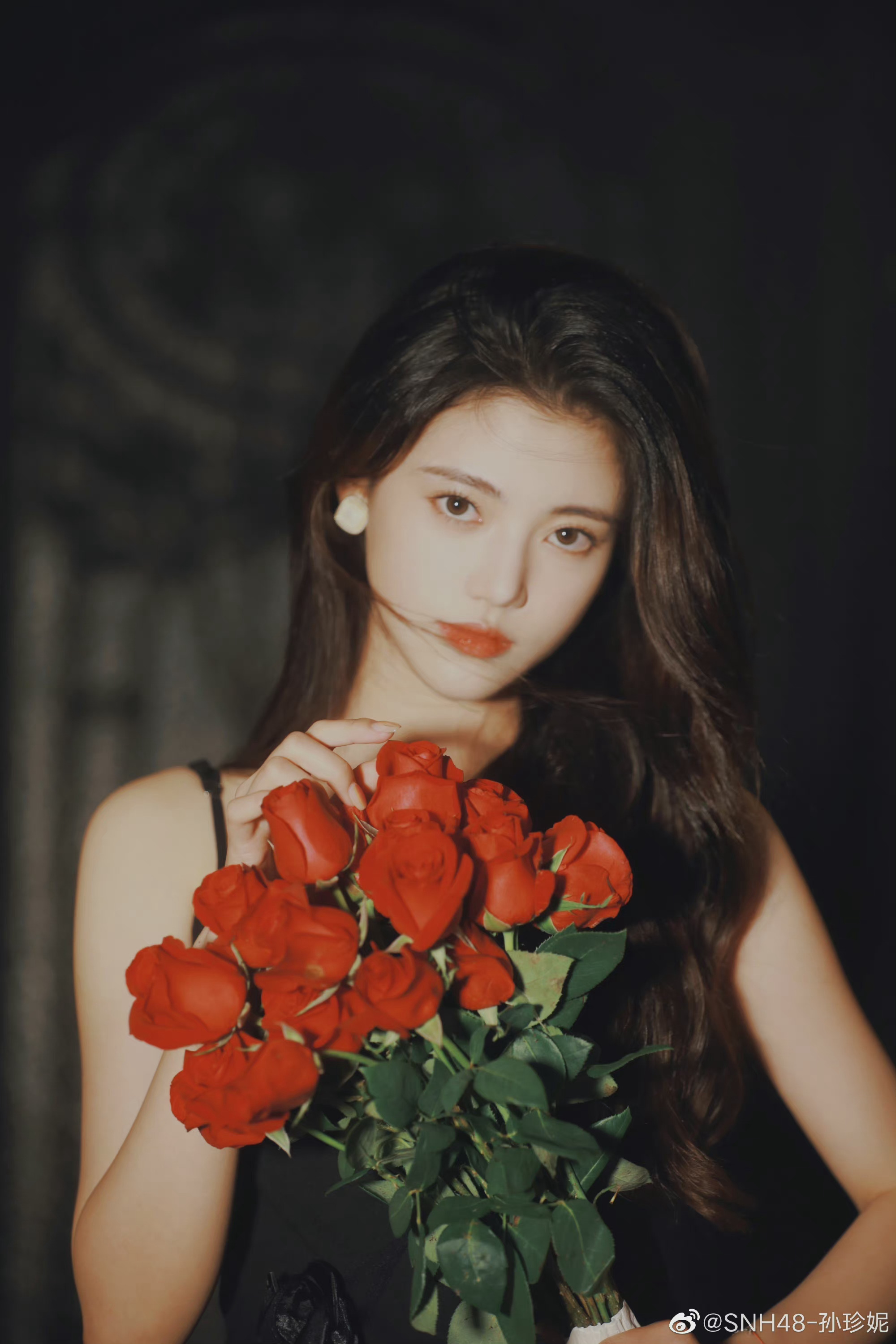 孙珍妮这组写真好绝啊,玫瑰花与美女好相配!_高清图集_新浪网