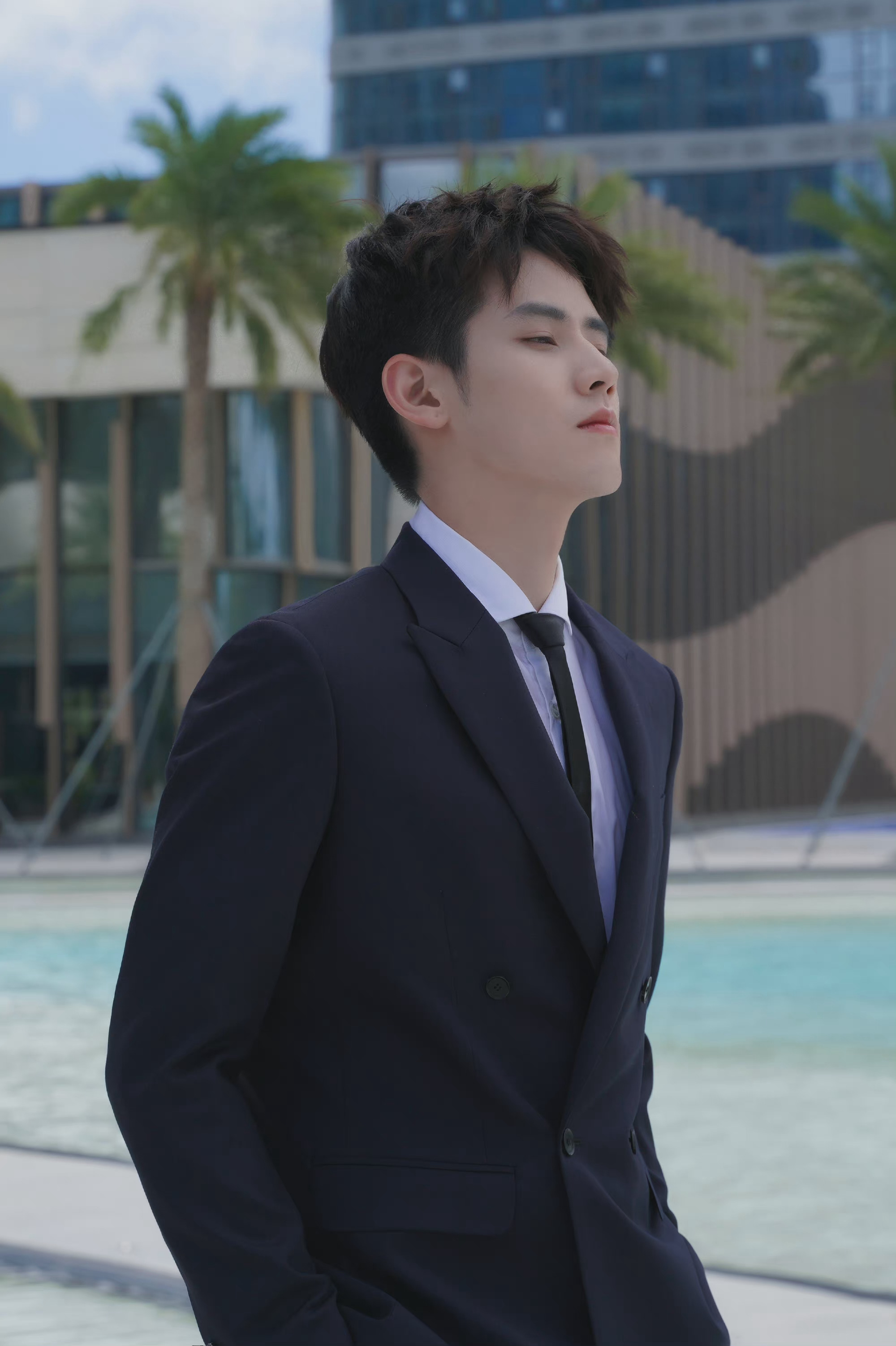 西装打领带妥妥的贵族公子! 任豪西装造型太鲨我了!_高清图集_新浪网