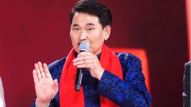 “大衣哥”朱之文家门被村民踹开,忍无可忍出门后,那些人更嚣张|大衣哥|朱之文|村民_新浪新闻
