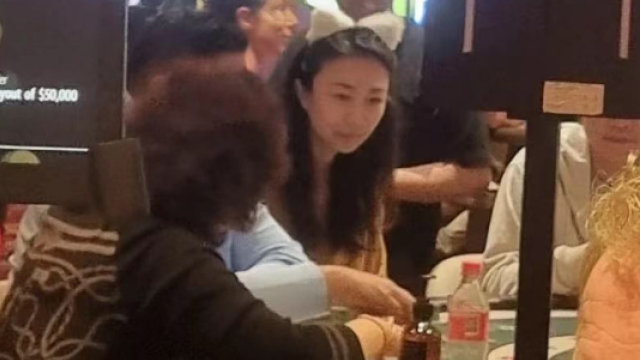偶遇孙红雷老婆聚餐，王骏迪素面朝天难掩美貌，戴旧发卡生活俭朴|王骏迪|孙红雷|发卡_新浪新闻