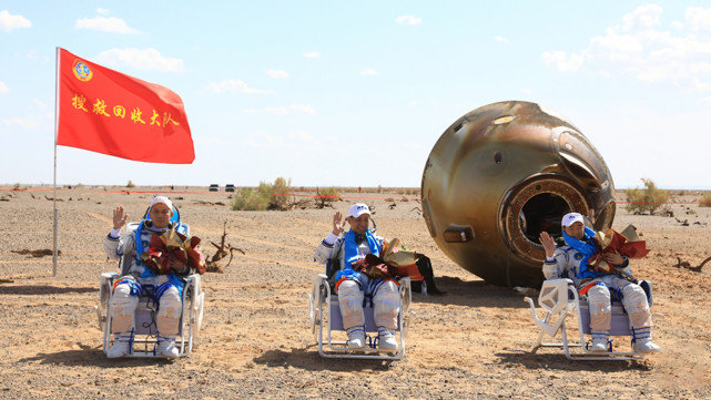 现在科技这么发达，为什么神舟十二号返回舱还要用降落伞着陆呢？休闲区蓝鸢梦想 - Www.slyday.coM