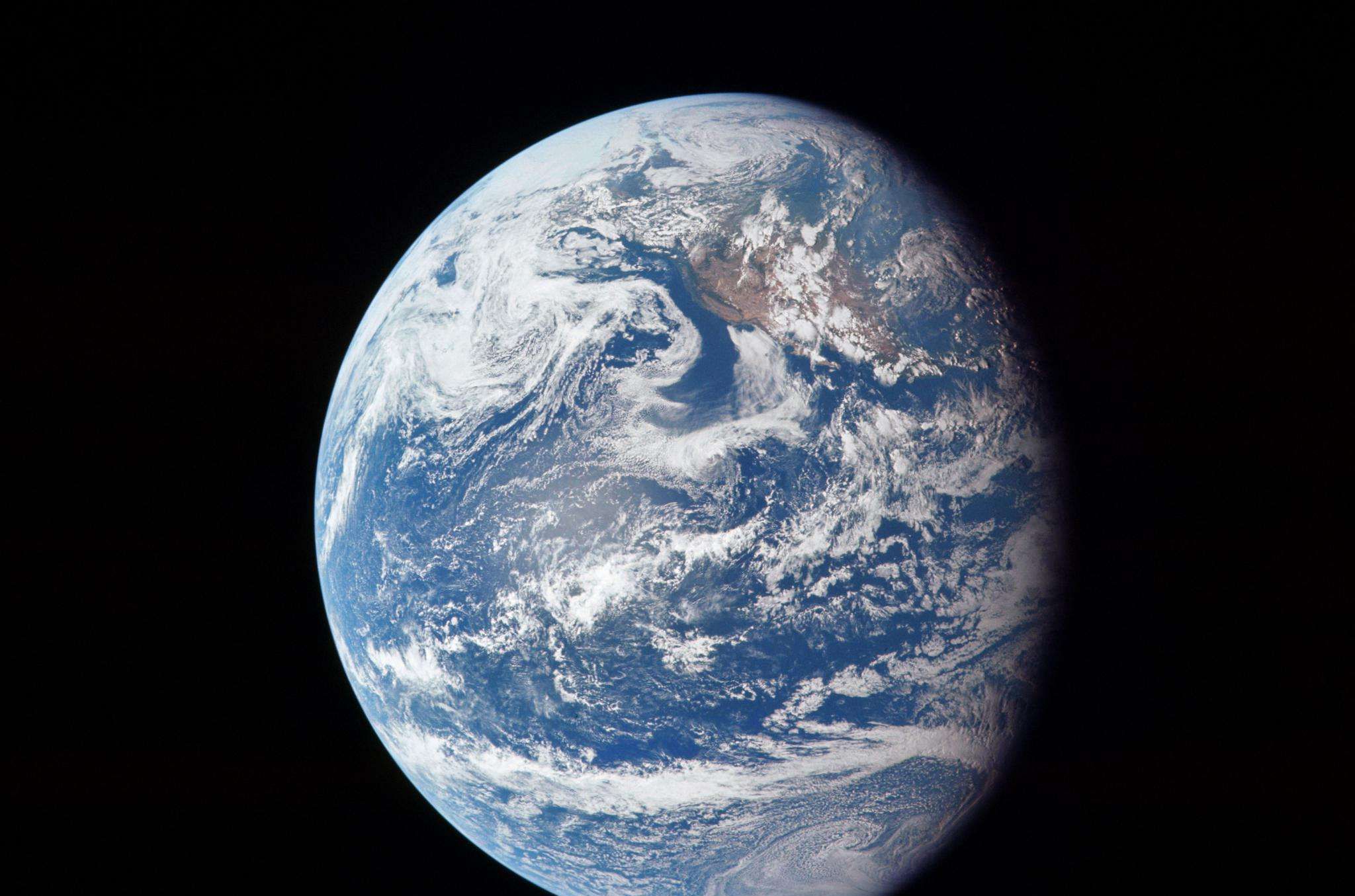 哈勃望远镜发现:超级彗星正在接近地球,直径达到了137公里__财经头条