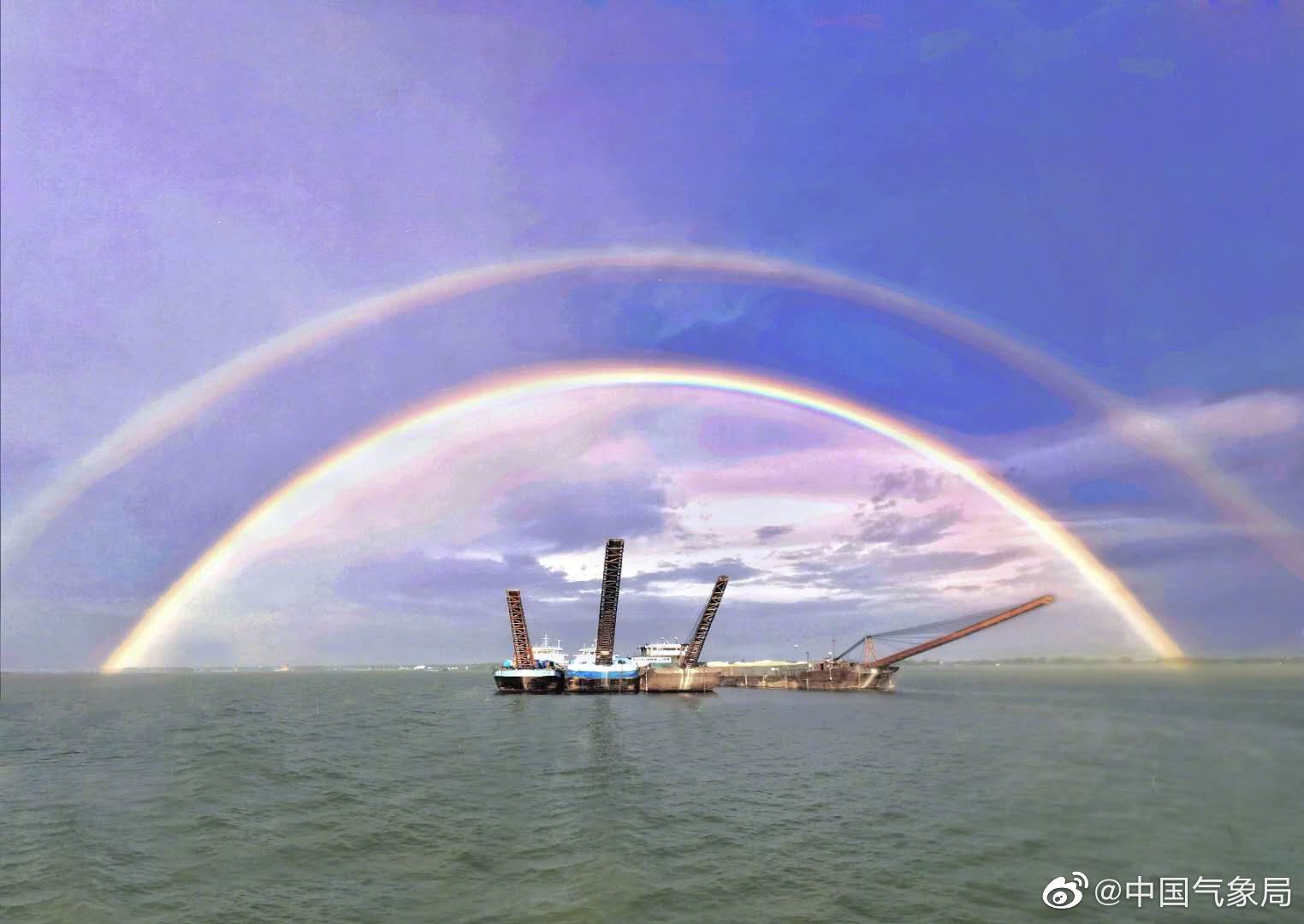 傍晚时分,太阳雨后,湘江的水面上挂上了美丽的双彩虹.坐标