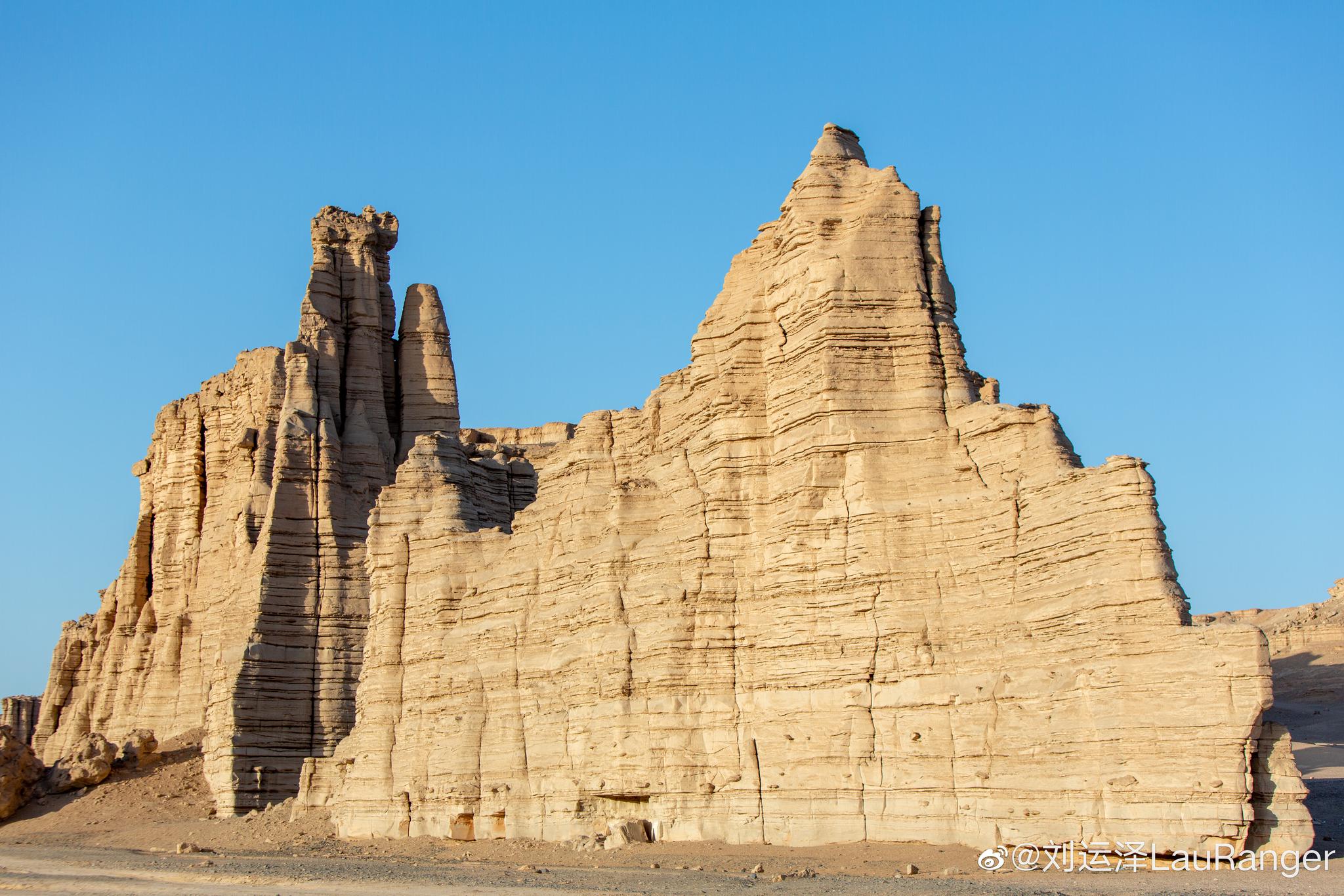 雅丹地貌,是一种典型的风蚀性地貌_高清图集_新浪网
