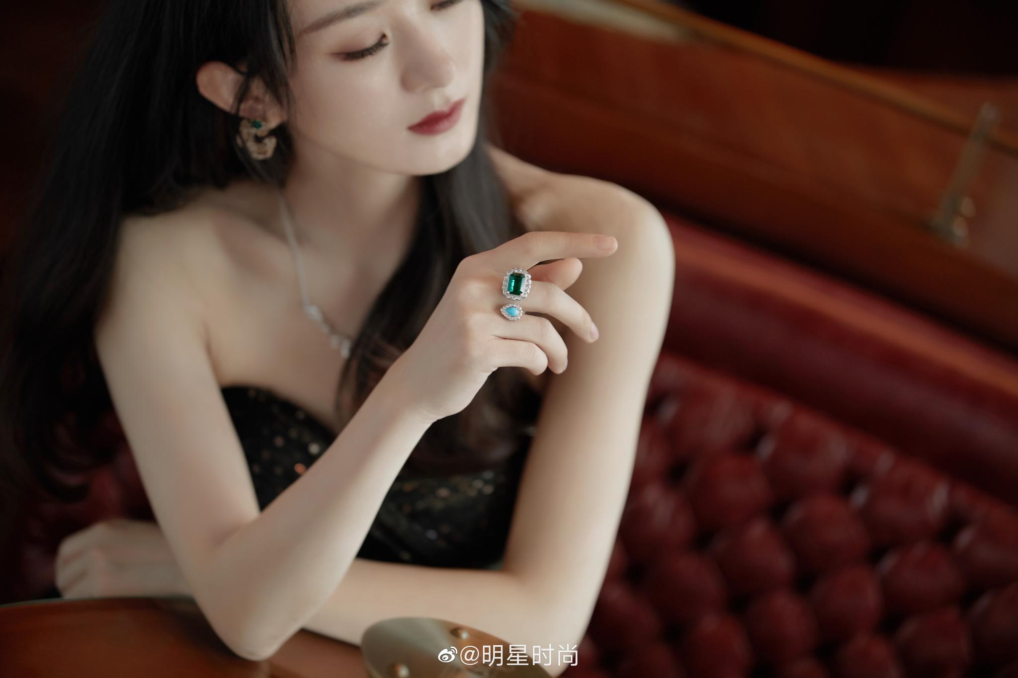 赵丽颖身着一袭星空渐变抹胸裙亮相活动