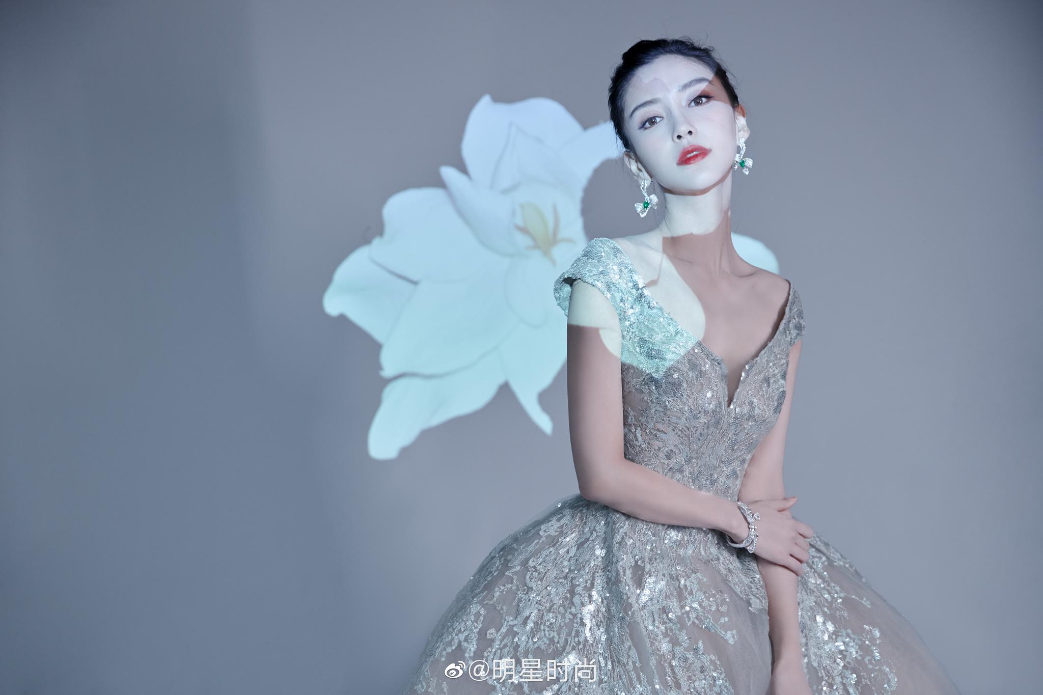 angelababy一袭雾色流星裙亮相红毯,裙身刺绣仿若璀璨星河流淌摇曳