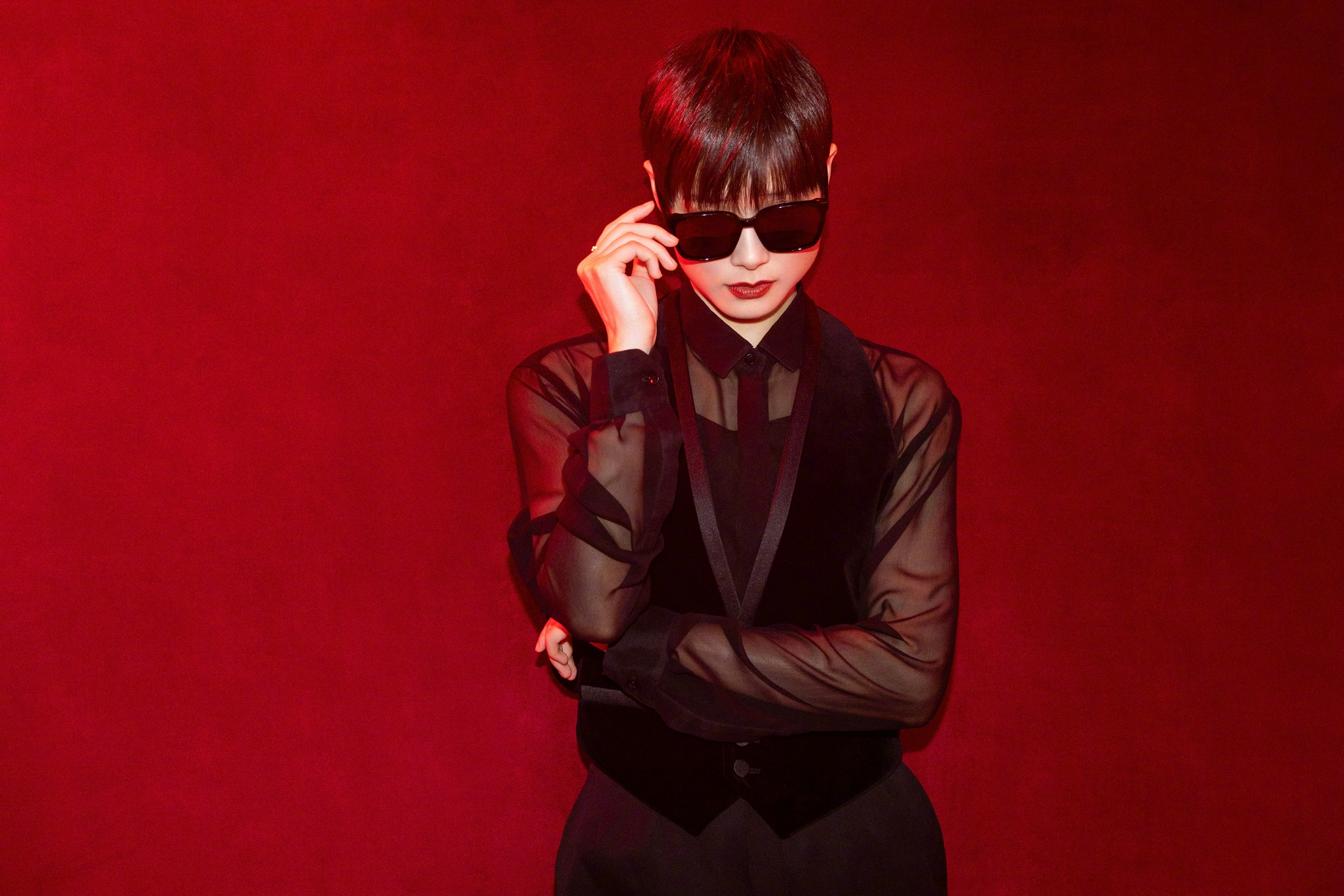 ysl彩妆护肤代言人@李宇春 现身,共同打破边界,探索未来之美……_高清