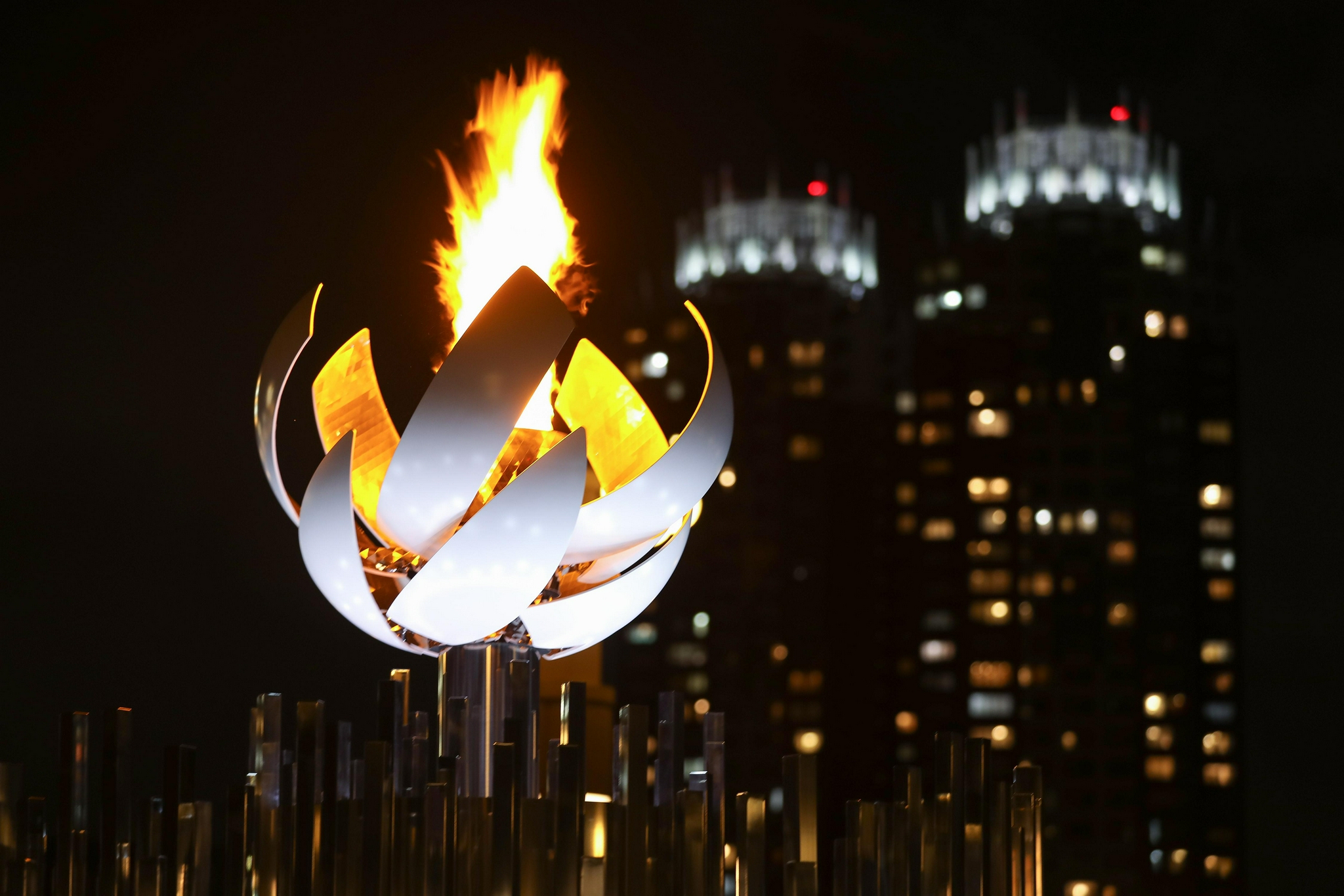 东京奥运会奥运圣火点亮东京夜空