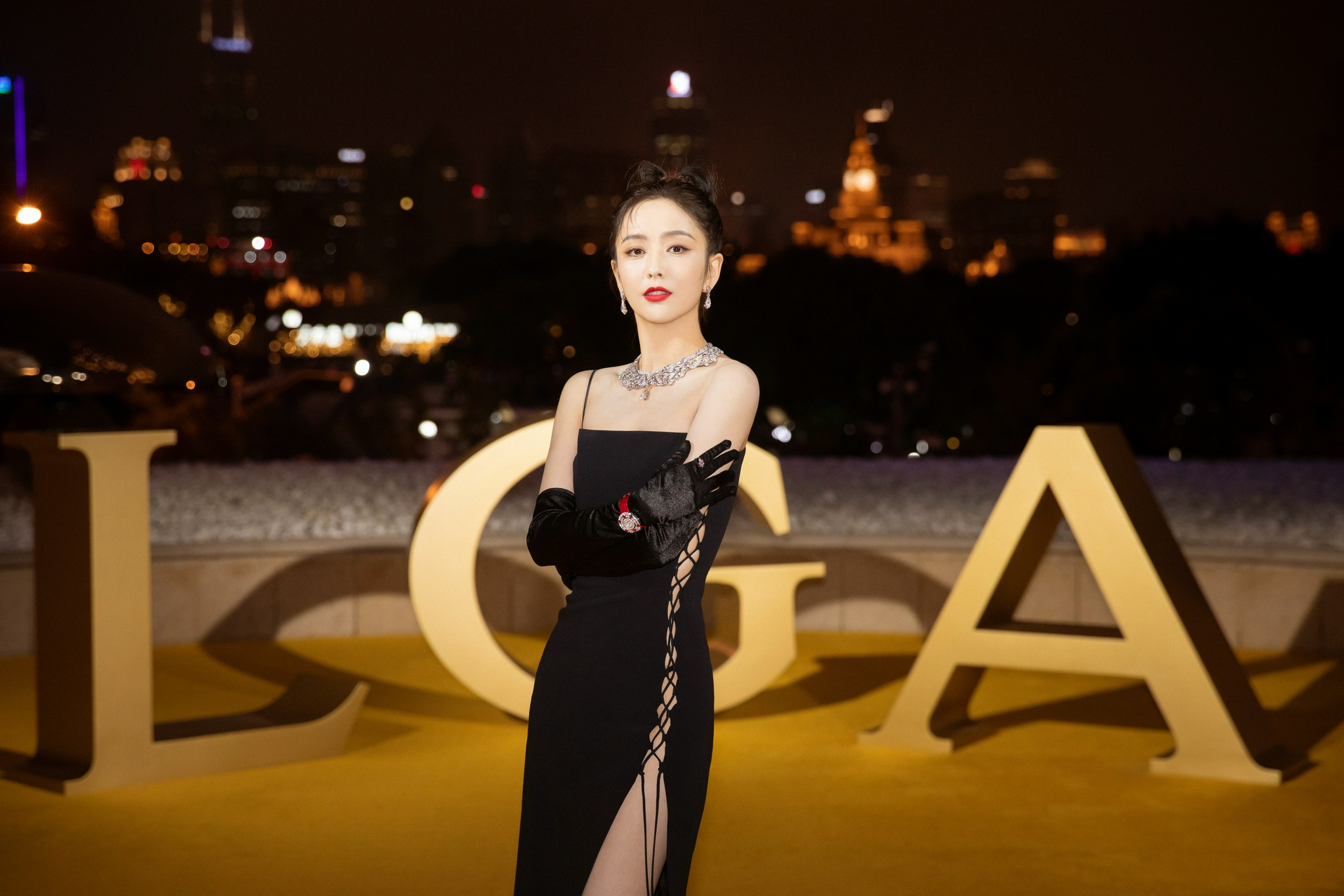 佟丽娅今晚出席活动造型一袭复古优雅的开衩黑色长裙