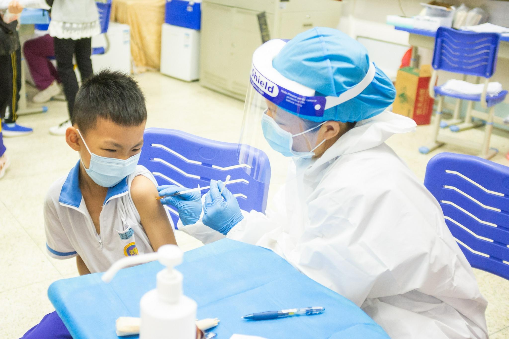 康有为纪念小学学生分时段到学校接种疫苗.