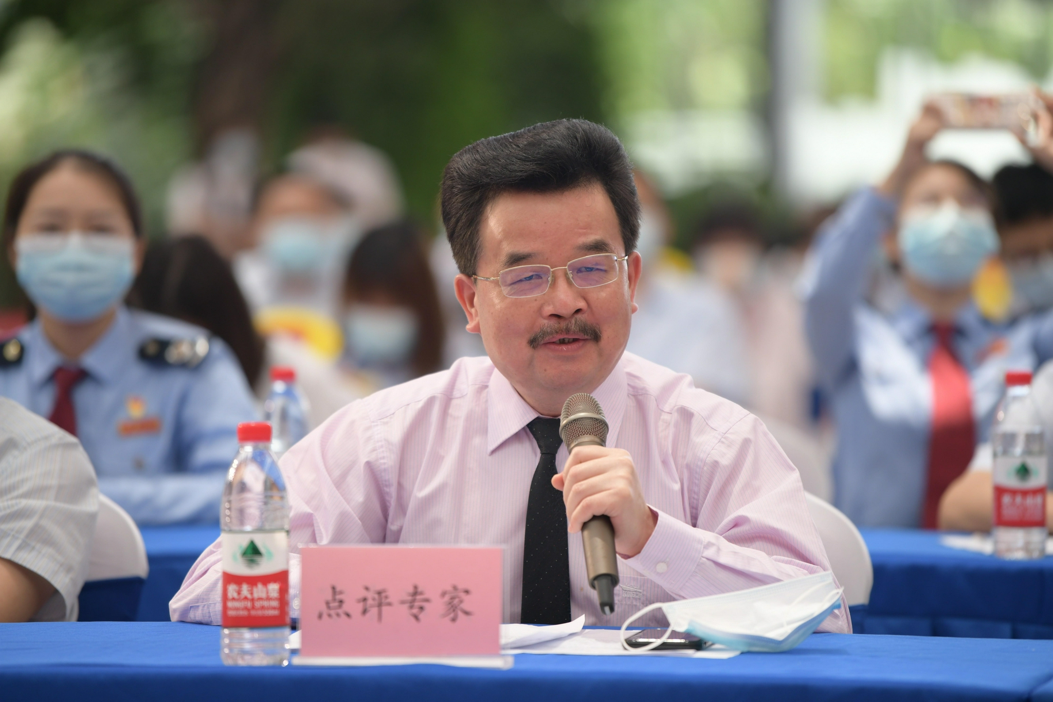 华中科技大学人文学院院长刘久明教授现场进行点评