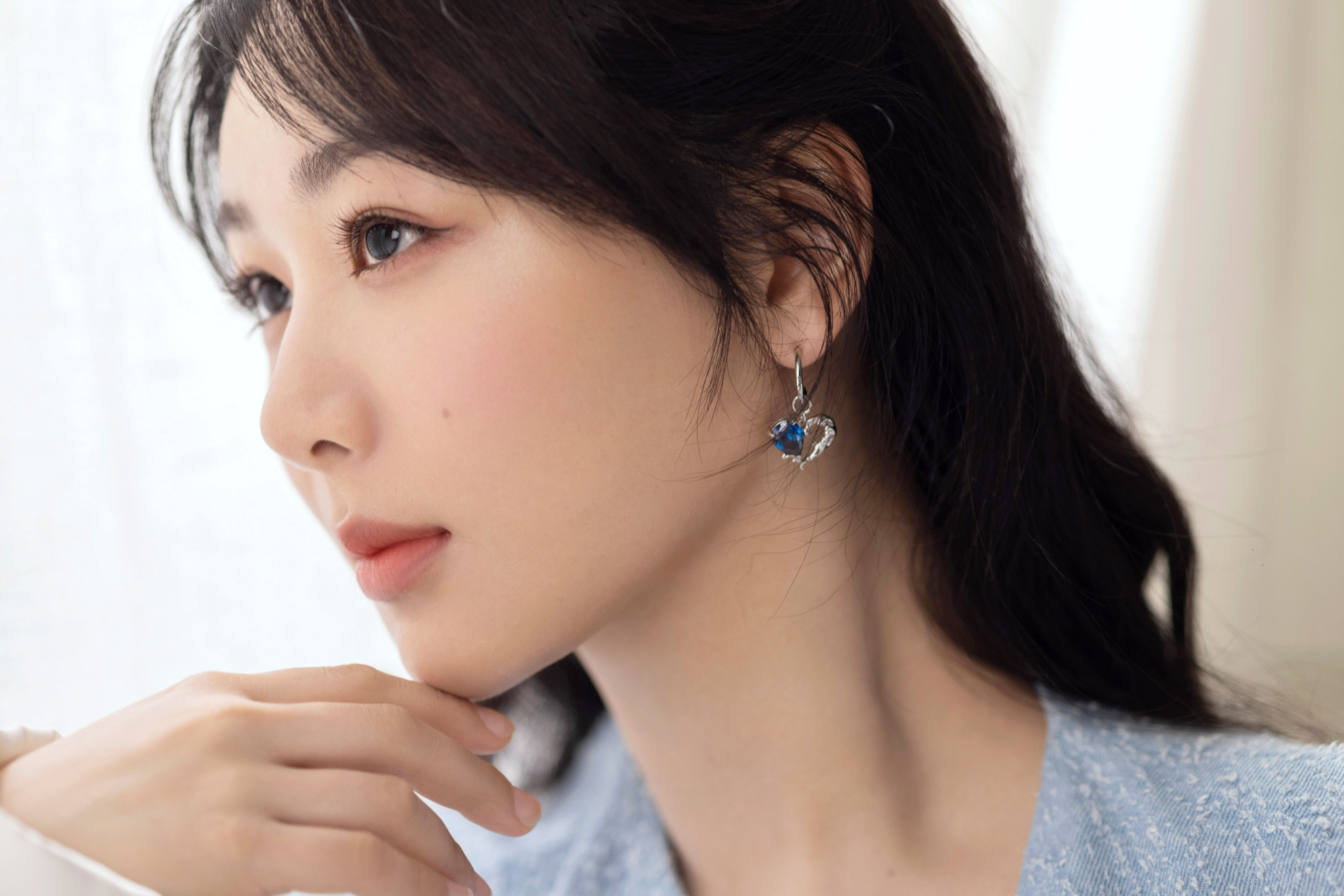 杨紫蓝色小香风外套内搭小白裙,搭配蓝色耳饰,侧颜精致_高清图集_新浪