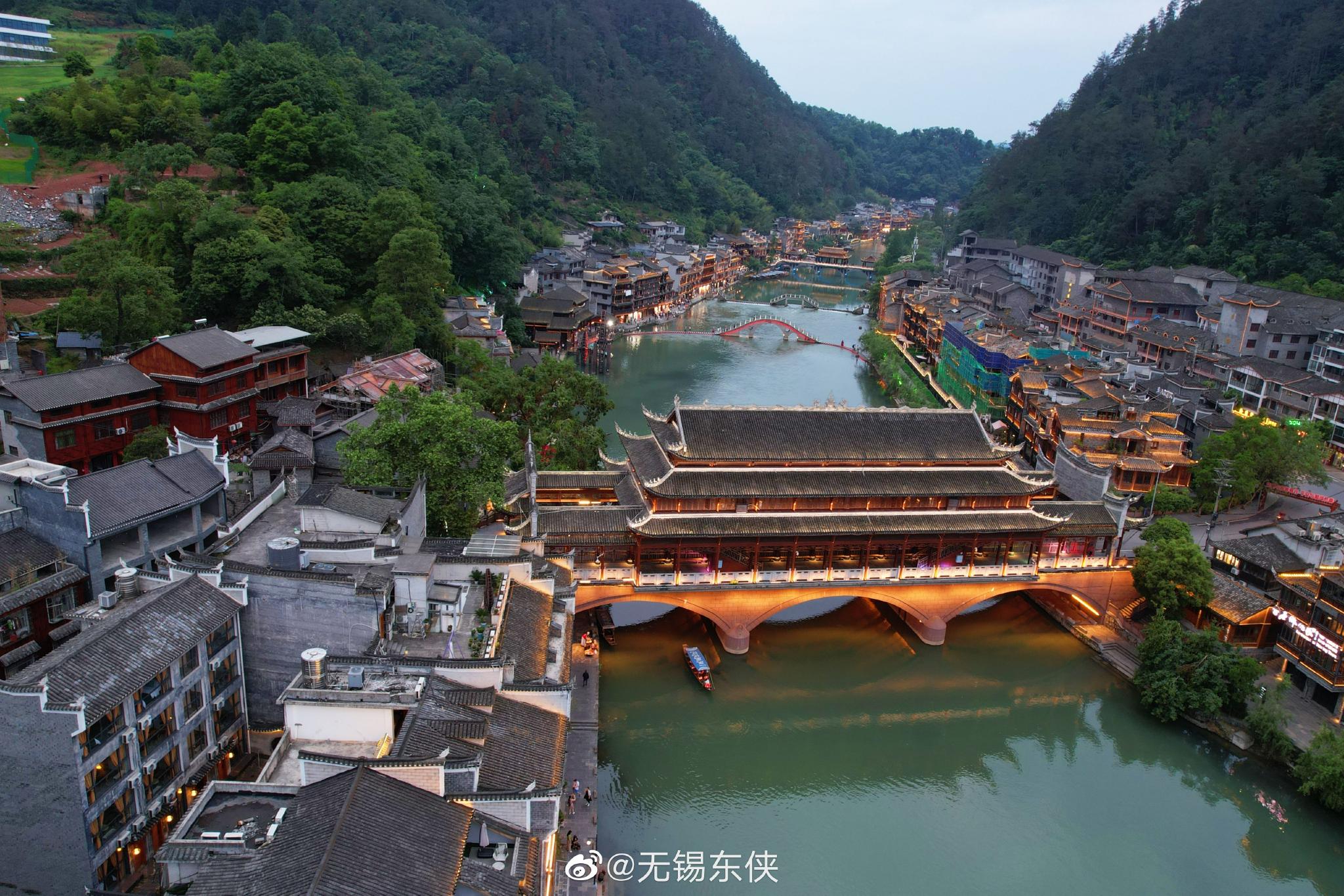 夜晚的凤凰古城霓虹璀璨、美轮美奂、令人陶醉__财经头条