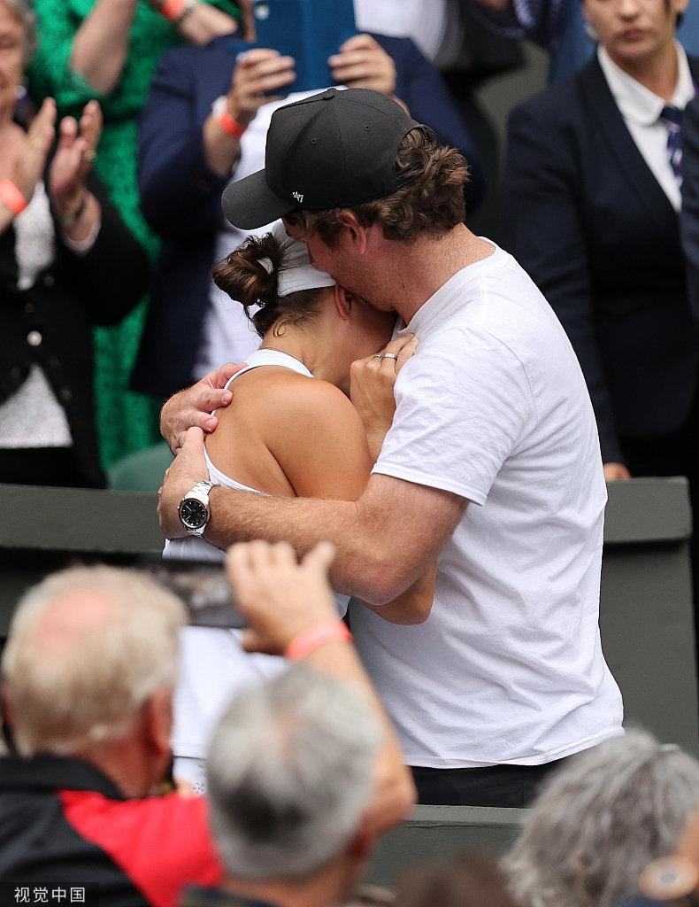 巴蒂和看台上的男友拥抱庆祝