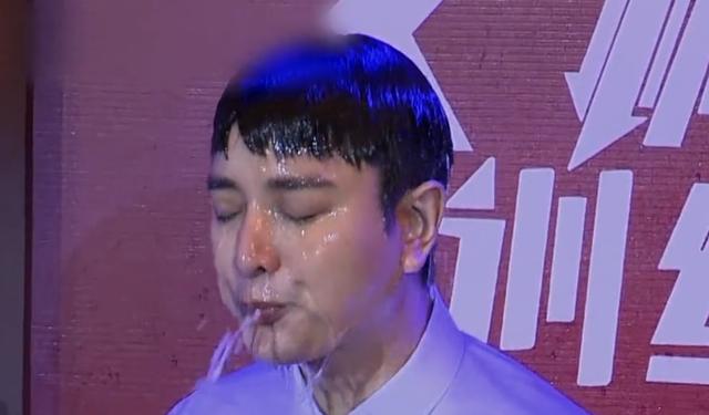 贾乃亮唱冰雨遭连环泼水,有谁注意杨超越的表情,不藏一藏吗?