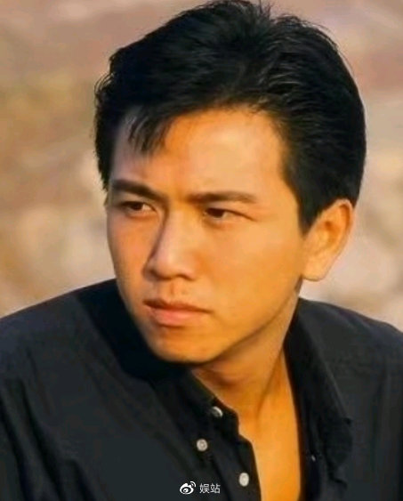 当时人称万人迷,师奶杀手的温兆伦,在1989年拍《义不容情》时,遇到了