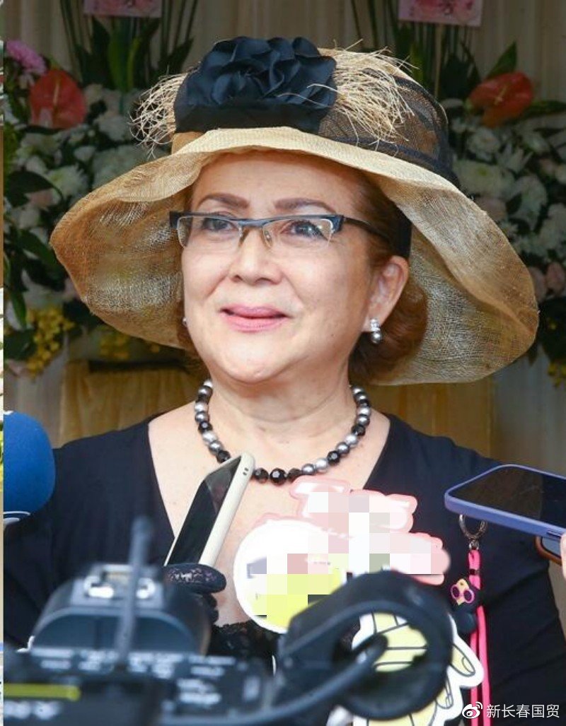 69岁冯宝宝近照曝光,全身黑装出席好友葬礼,"武则天"变成这样了|冯