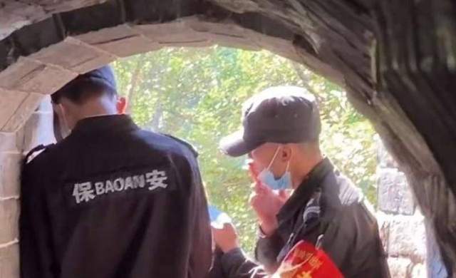 八达岭长城吸烟保安被开除，网友却指责游客多事，碰到这种算倒霉休闲区蓝鸢梦想 - Www.slyday.coM