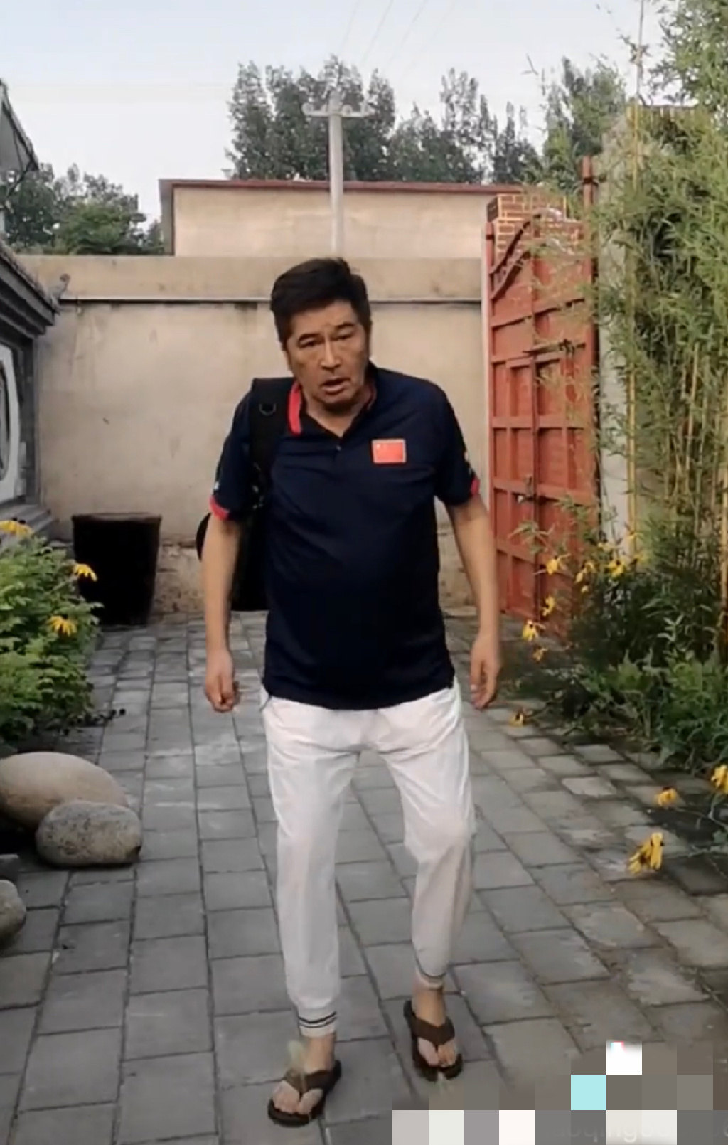 67岁知名港星定居河北小县城!住大别墅院子种菜,一人独居显寂寞休闲区蓝鸢梦想 - Www.slyday.coM 67岁知名港星定居河北小县城!住大别墅院子种菜,一人独居显寂寞休闲区蓝鸢梦想 - Www.slyday.coM