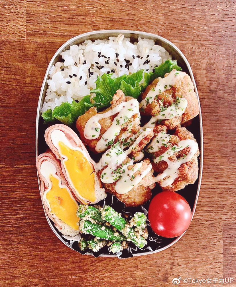 来看看花样多多的炸鸡块便当吧,荤素搭配,不用担心挑食哦