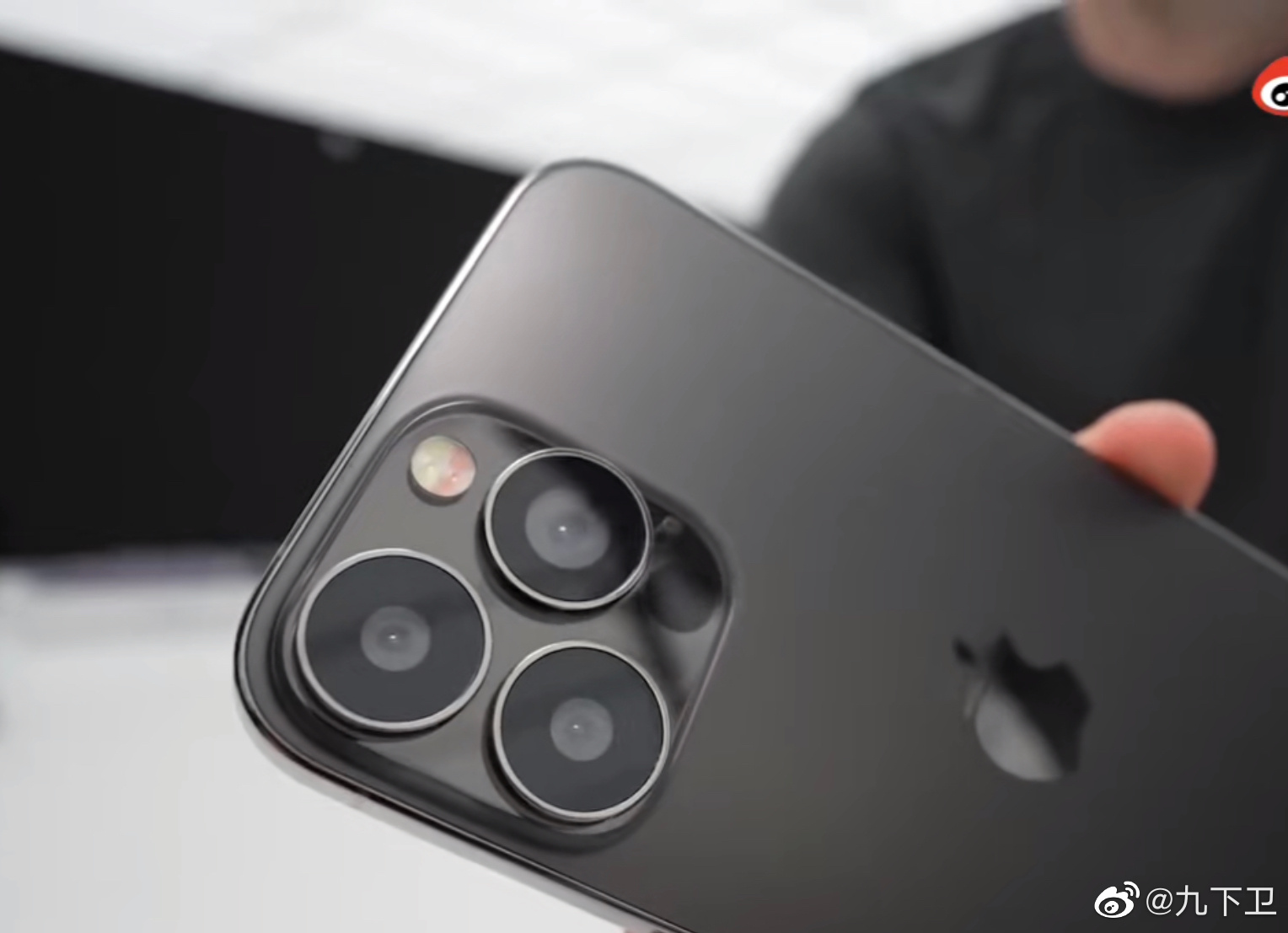 iphone13这个摄像头看起来还增加了剃须刀功能?