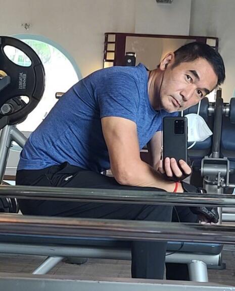 60岁方中信暴瘦显老态,网友担忧其身心健康状况|方中信|风褛|运动长裤