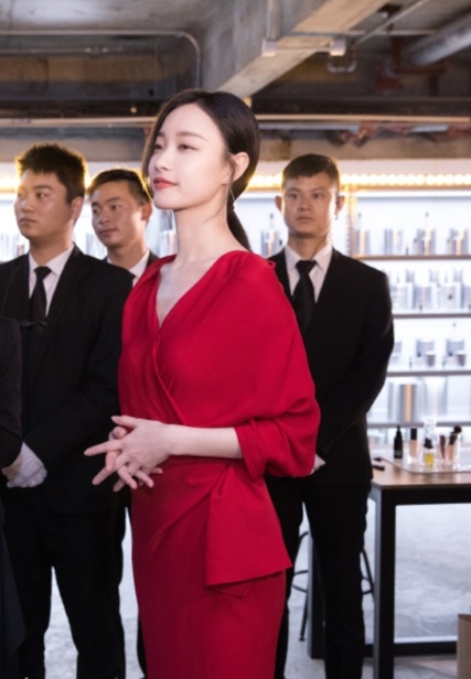 倪妮红色长裙优雅性感写真