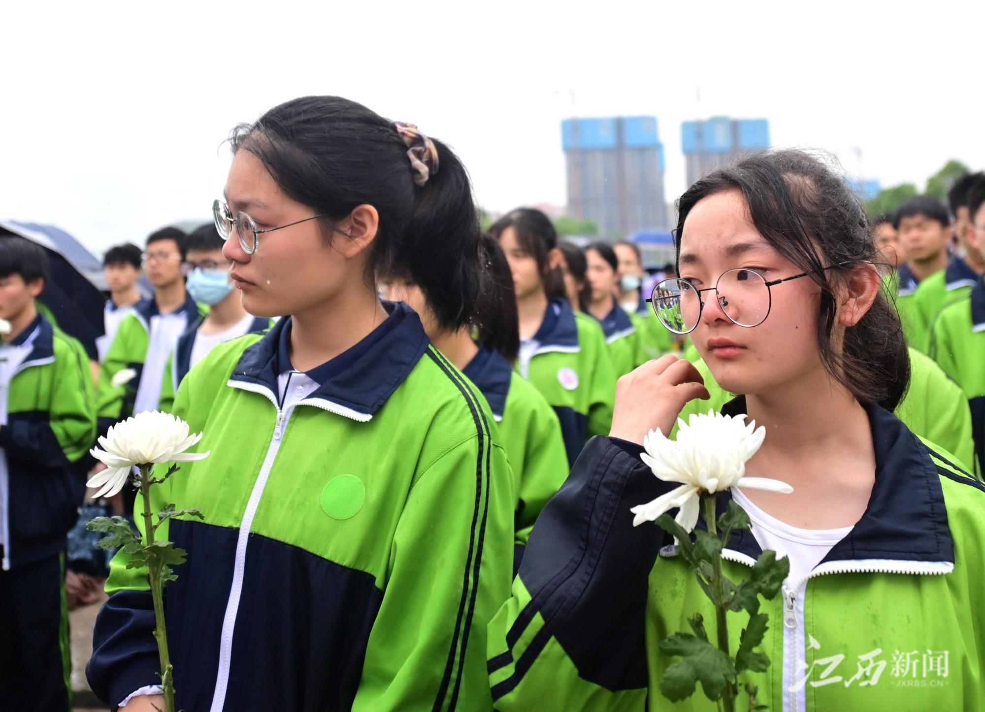 九江:德安县千余名市民自发悼念袁隆平院士休闲区蓝鸢梦想 - Www.slyday.coM 九江:德安县千余名市民自发悼念袁隆平院士休闲区蓝鸢梦想 - Www.slyday.coM