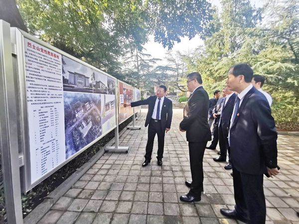 烈士纪念日，济南历城区组织各界人士向英雄烈士敬献花篮休闲区蓝鸢梦想 - Www.slyday.coM