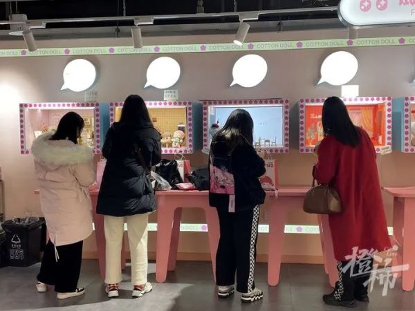 杭州95后、00后女孩喜欢带着这种娃娃逛延安路？有人辞掉互联网大厂工作专职做娃衣，年销售额上百万休闲区蓝鸢梦想 - Www.slyday.coM
