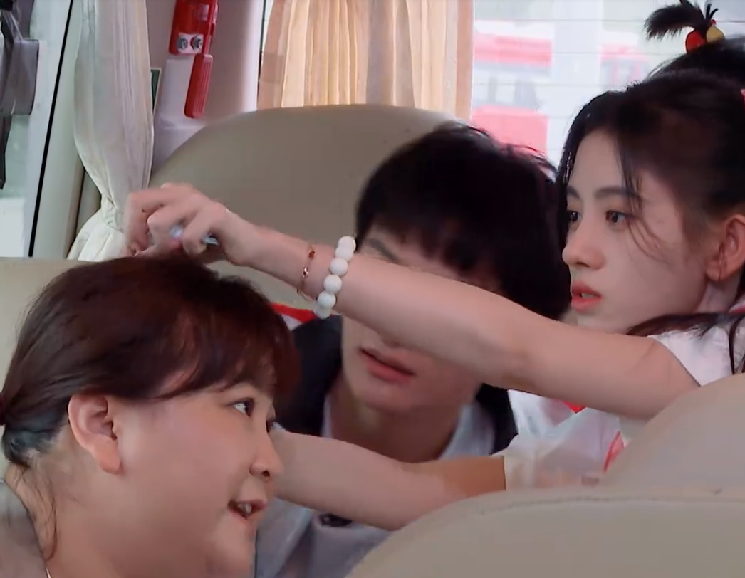 鞠婧祎分享瘦脸小妙招,贾玲亲测效果太惊艳,找到少女感的方法了