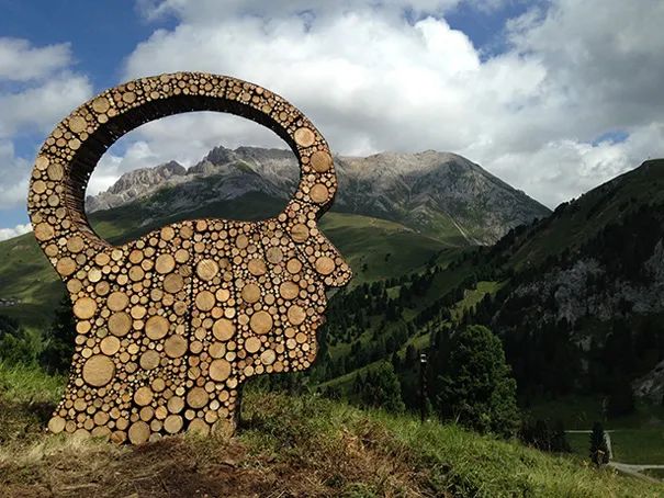 他靠捡木条,捡成艺术家,堆积的女性雕塑漂亮极了