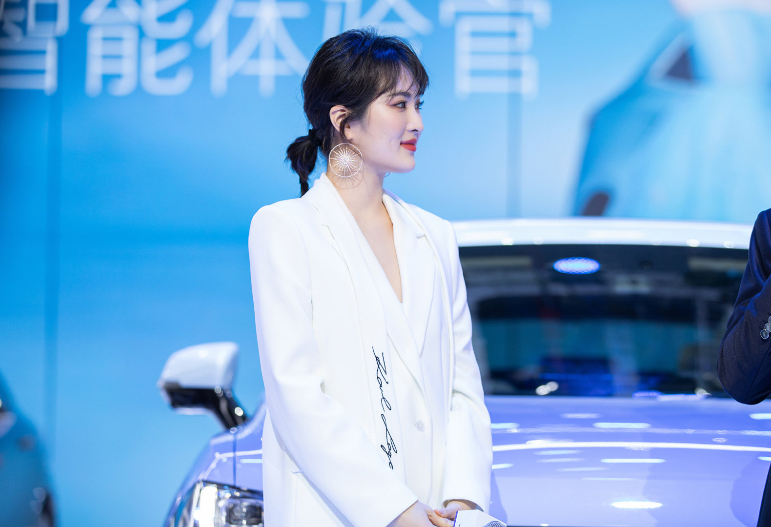 姚安娜一袭白色西装出席品牌活动