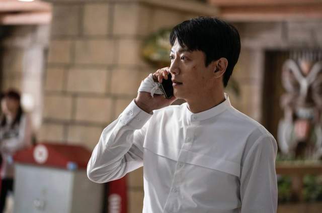 韩影《分贝》看点2.前海军副舰长「金来沅」