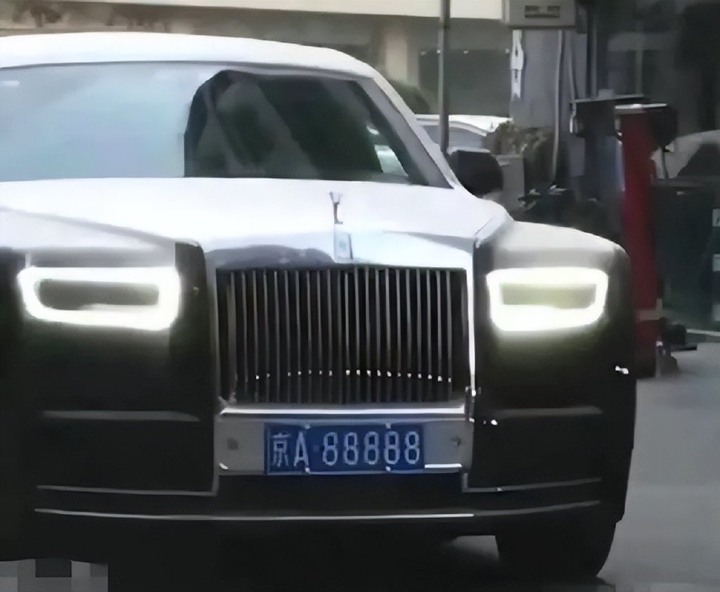 鲁ad好几个8车牌上路行驶被群众围观连交警都登门拜访