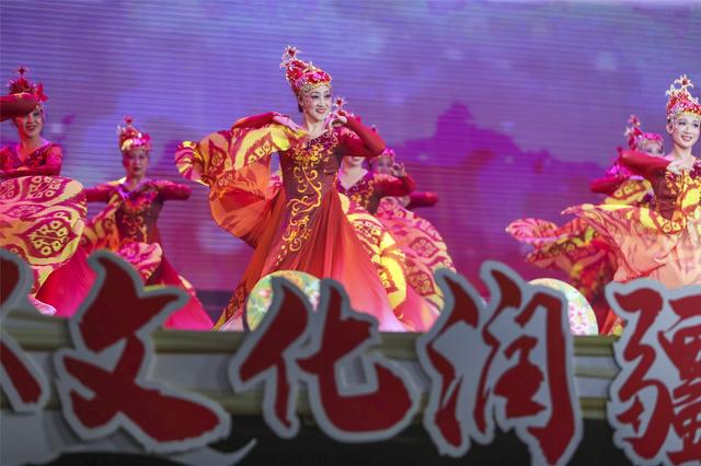 文化润疆一路同行迎新年联谊会在新疆人民剧场精彩上演