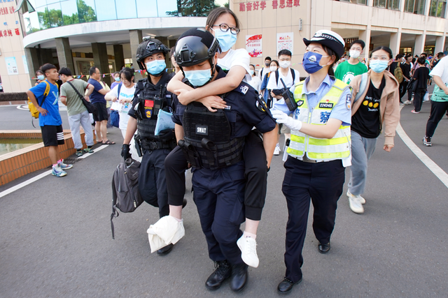 【“警”随高考 为你护航】逐梦少年，我们是你坚强的后盾休闲区蓝鸢梦想 - Www.slyday.coM