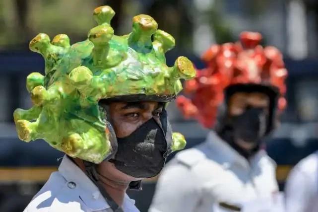 相信,这些违反禁令民众在看到这样丑陋的模拟新型冠状病毒头饰之后