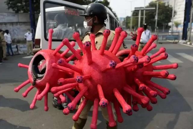 新冠病毒有多可怕?为教育违反禁令民众,印度警察想出一"妙招"