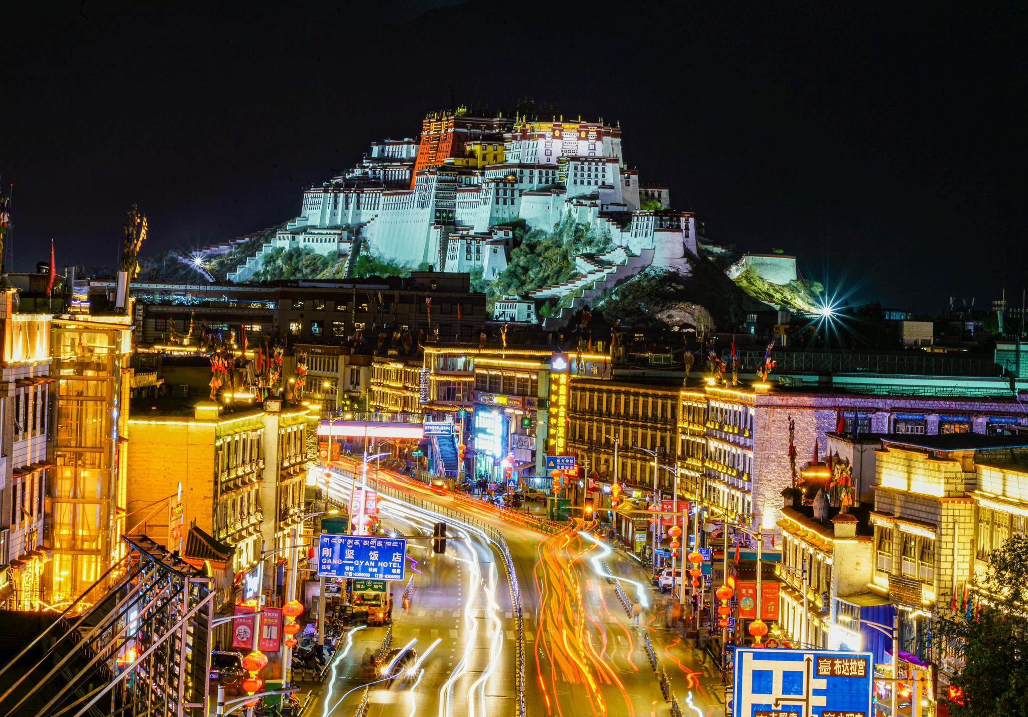 图一二:星月菩提咖啡屋/八廓时代潮流广场的天桥上最近拉萨的旺季,布