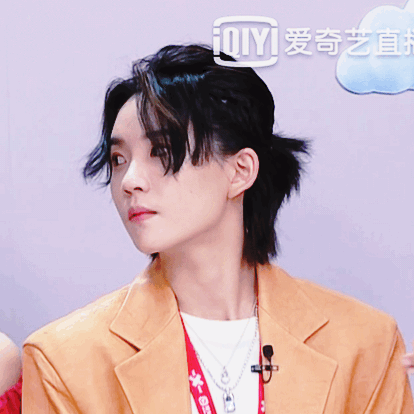 陆柯燃直播动图 修图cut今天是橘子味的绝美小陆公主～扎起了小辫子