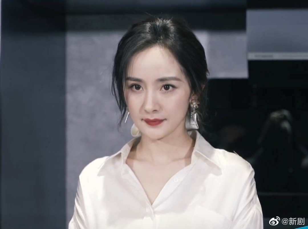 幂姐今晚也太漂亮了,白衬衫 白色发饰,干净美好