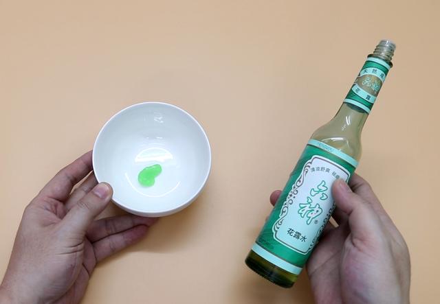 电动剃须刀上滴风油精,作用真棒,解决了不少人的烦恼,试试