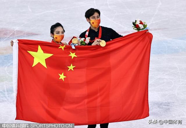 「精彩图集」双人滑颁奖仪式 隋文静/韩聪互挂金牌休闲区蓝鸢梦想 - Www.slyday.coM