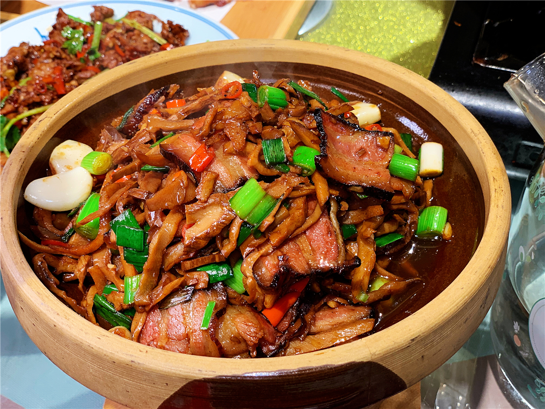 腊肉,盖码饭,剁椒鱼头,臭豆腐,长春也有正宗的湖南土钵菜啦