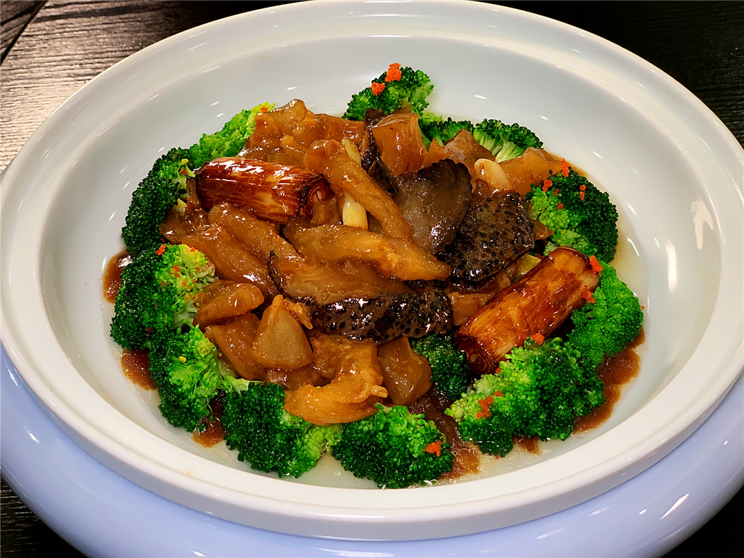 碧绿海参烧蹄筋鱼肉鲜嫩,口感软糯.这一口那可真是太鲜了.